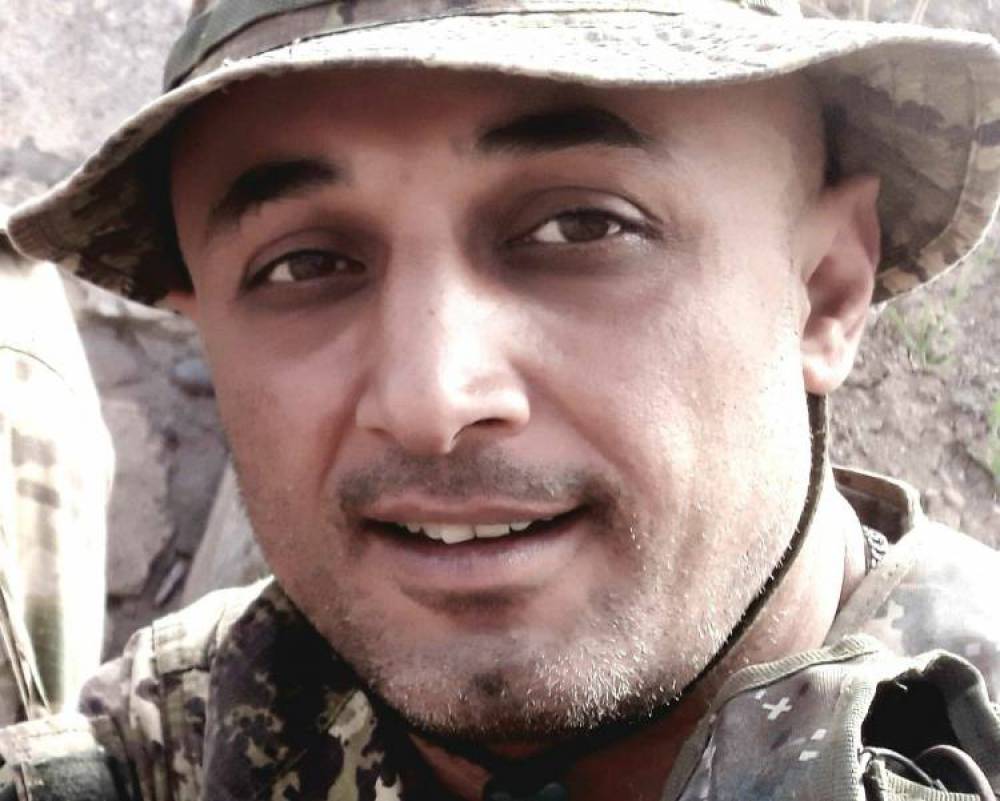 Մոնթեին, ասացի՝ Մոնթե, դու դիպուկահար ես, երբ որ տեսնես՝ գերի եմ ընկնում, ինձ գլխից կկրակես