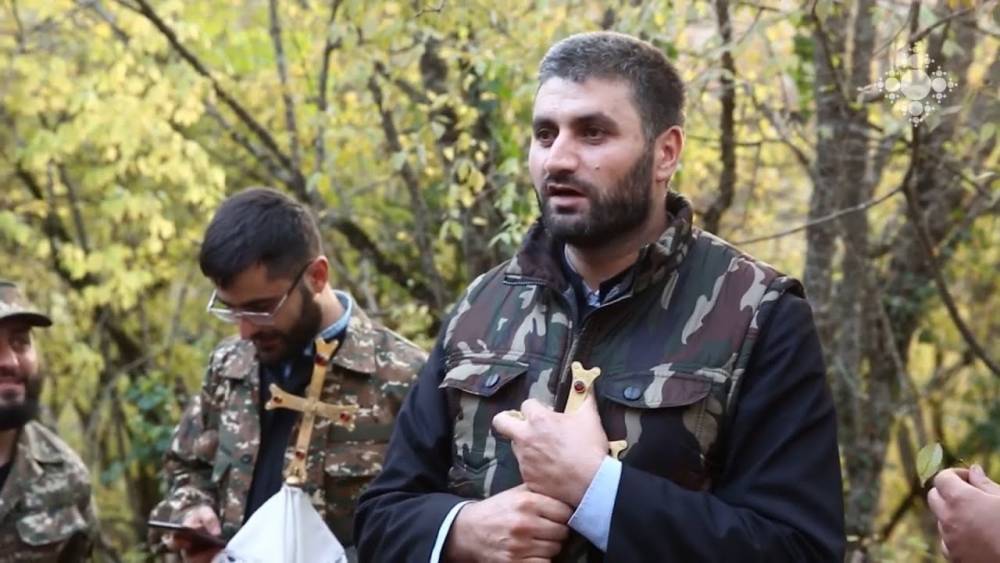 Առաջնագծի գնդերեցը երգում է զինվորների համար