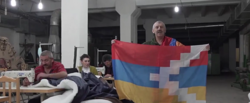 Արցախում ապաստարաններ տեղափոխված կանայք ու ռազմաճակատ չմեկնած տղամարդիկ զինվորների համար քնապարկ, հագուստ են կարում