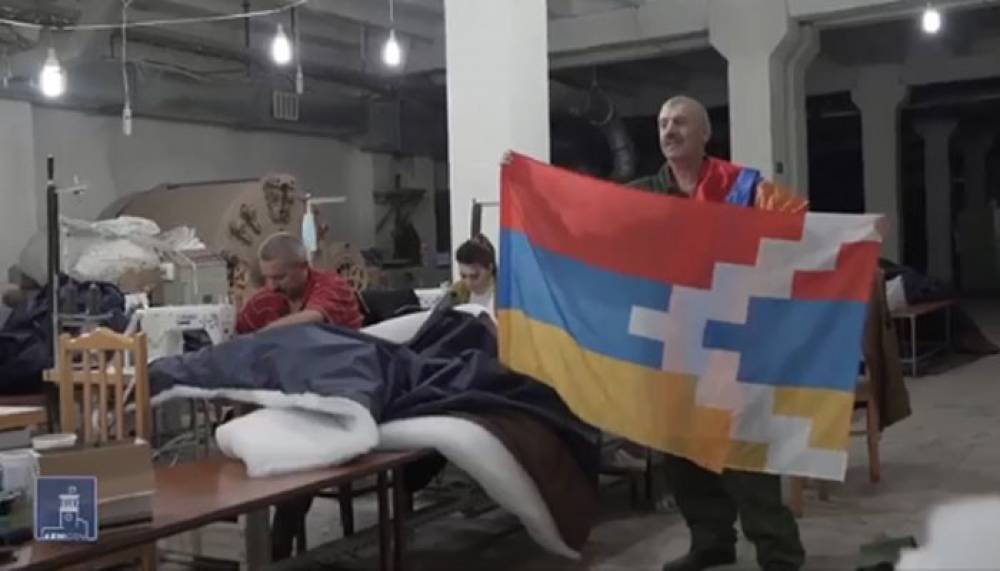 Արցախում ապաստարաններ տեղափոխված կանայք ու ռազմաճակատ չմեկնած տղամարդիկ զինվորների համար քնապարկ, հագուստ են կարում (տեսանյութ)