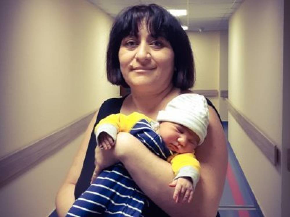 Գայանեն, որ 38 շաբաթական հղի, 3 երեխաների հետ մեքենան ինքնուրույն վարելով Ստեփանակերտից հասել է Երևան, դուստր է ունեցել