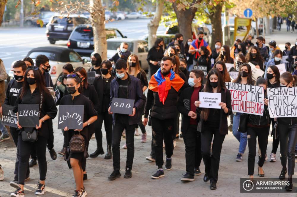 Մի խումբ երիտասարդներ լուռ քայլերթով բողոքի ակցիա են արել Երևանում Գերմանիայի դեսպանատան մոտ (լուսանկարներ)