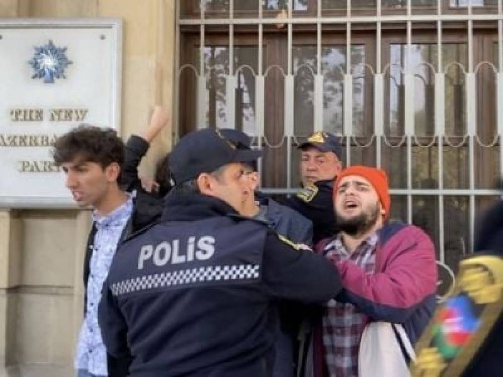 Ադրբեջանցի ընդդիմադիրները բողոքի ցույց են անցկացնում իշխող կուսակցության գրասենյակի դիմաց