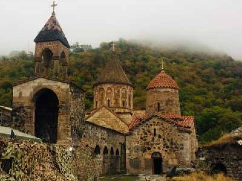 «Մեր կյանքի գնով կանգնած ենք». Հայր Աթանասը շարունակում է հոգեւոր ծառայությունը Դադիվանքում (Լուսանկար)