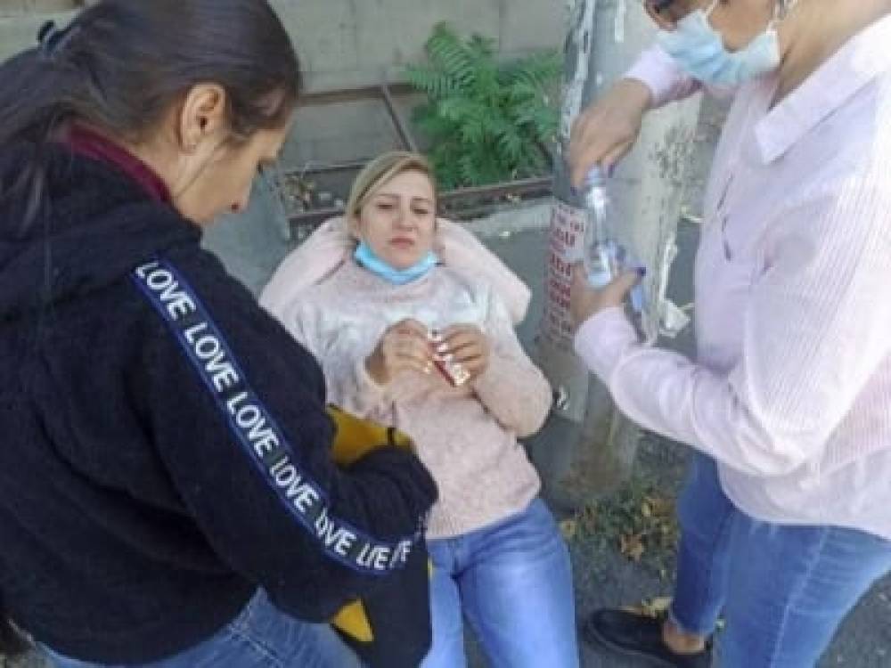 Մամուլի շենքի դիմաց շղթայական ավտովթար է տեղի ունեցել. բուժօգնություն են ցույց տվել Մարալ Նաջարյանին
