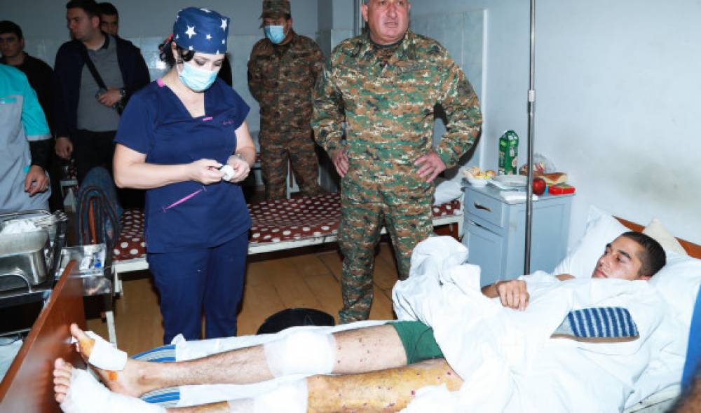 ԱՀ ՊԲ հրամանատարն այցելել է վիրավորում ստացած զինծառայողներին