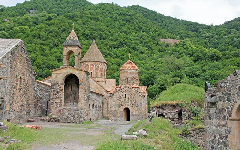 Դադիվանքի դիրքապահները. Վեց հոգևորական մնում է ադրբեջանցիներով շրջապատված Դադիվանքում