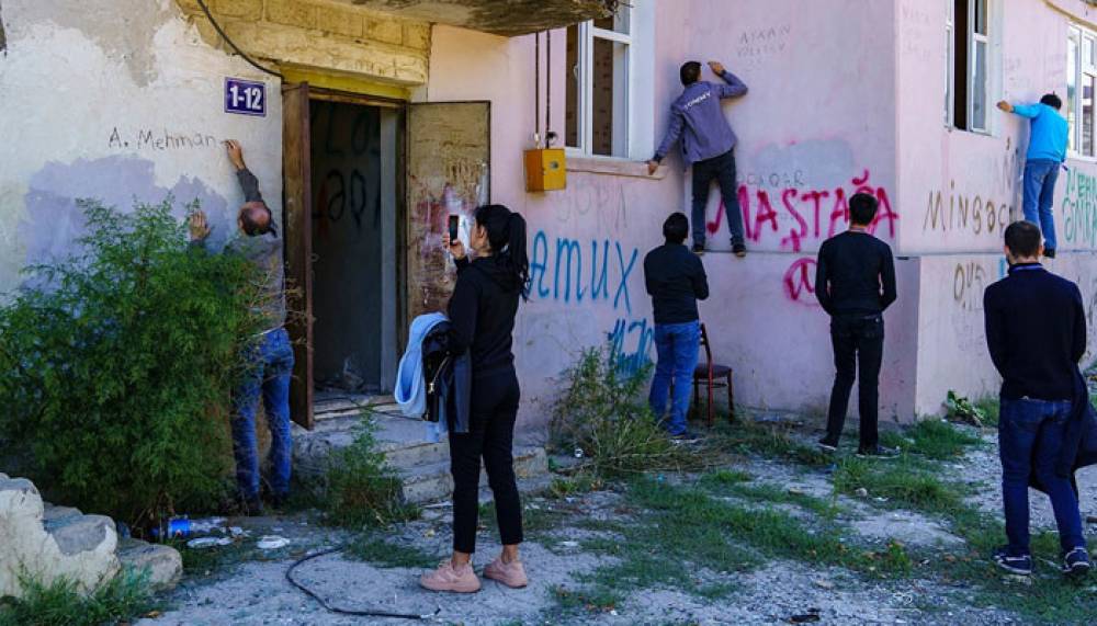 «Ինչպես են ազերիները Շուշիում պղծում դատարկված հայկական շենքը». Գևորգ Տերտերյան