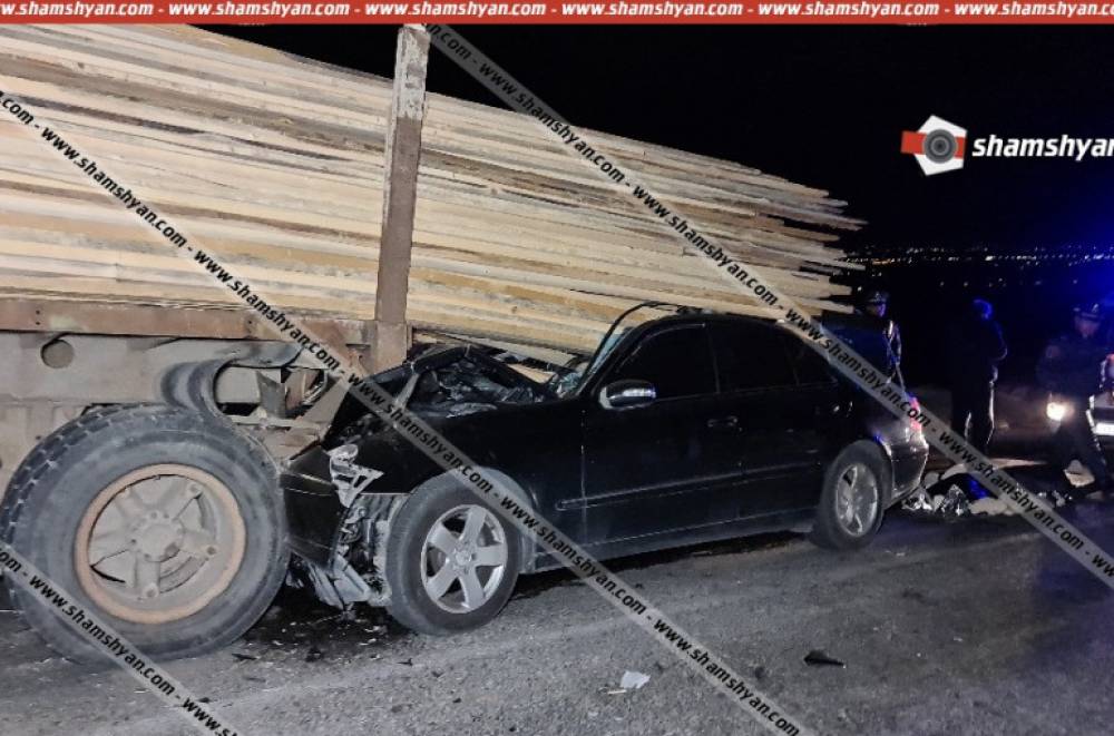 Կոտայքի մարզում Mercedes-ը մխրճվել է տախտակ տեղափոխող բեռնատարի մեջ. վարորդի դին ավտոմեքենայից դուրս են բերել փրկարարները