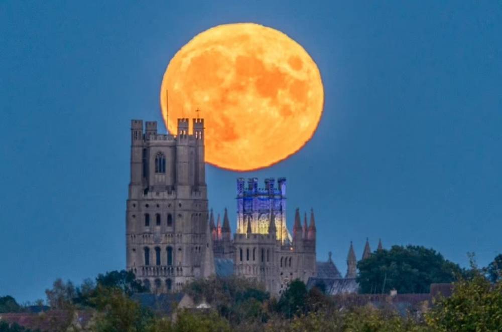 Անցած գիշերվա «Որսորդի լուսին» բնական երևույթը՝ Daily Mail-ի ֆոտոշարքում
