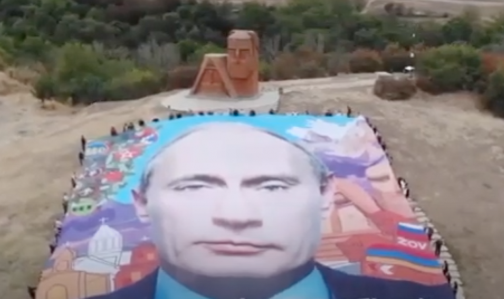 Ինչպես են Ստեփանակերտում արցախցիները շնորհավորել Պուտինի ծնունդը.(տեսանյութ)