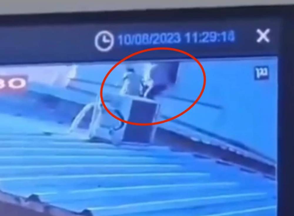 Ինչպես է բազմանդամ ընտանիքը տանիքից փախչում ՀԱՄԱՍ-ի զինյալներից.Վերջինը դուրս է գալիս ընտանիքի հայրը, բայց չի հասցնում (Video)