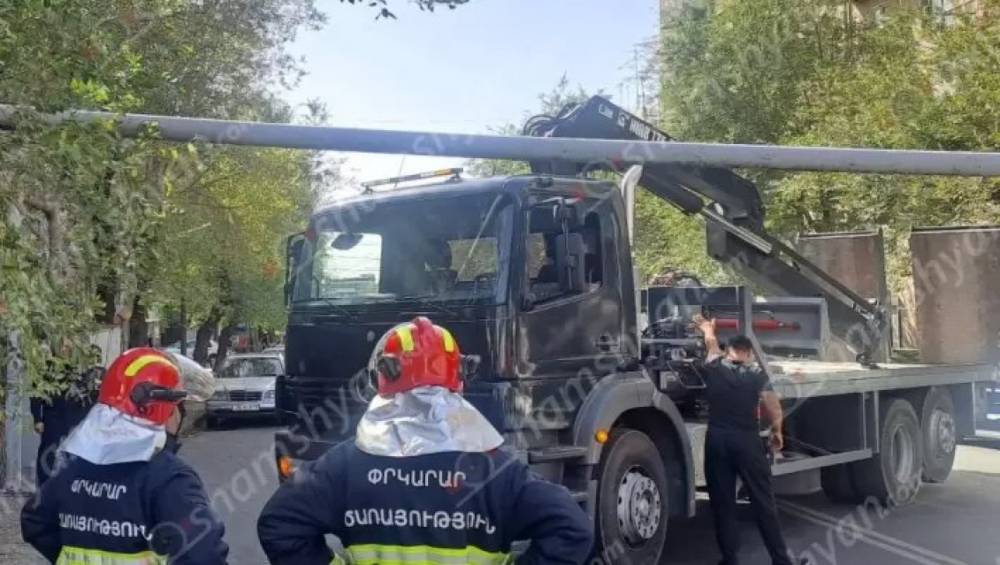 Արտակարգ դեպք՝ Երևանում. «KamAZ»-ը բախվել է գազատար խողովակին, սկսվել է գազի արտահոսք