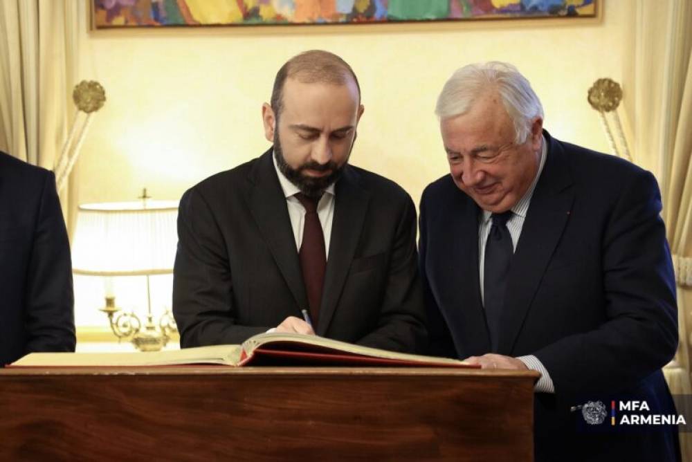 Միրզոյանը գրառում է արել Ֆրանսիայի Սենատի պատվավոր հյուրերի մատյանում՝ «Ոսկե գրքում»