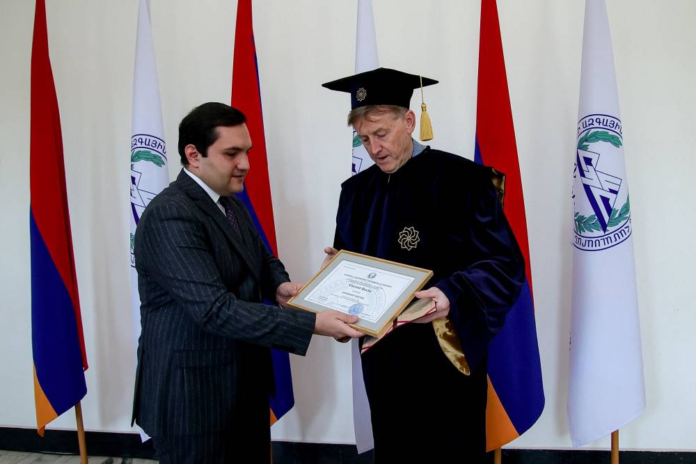 Վինսենթ Ռոշին շնորհվել է ՀԱՊՀ պատվավոր դոկտորի կոչում