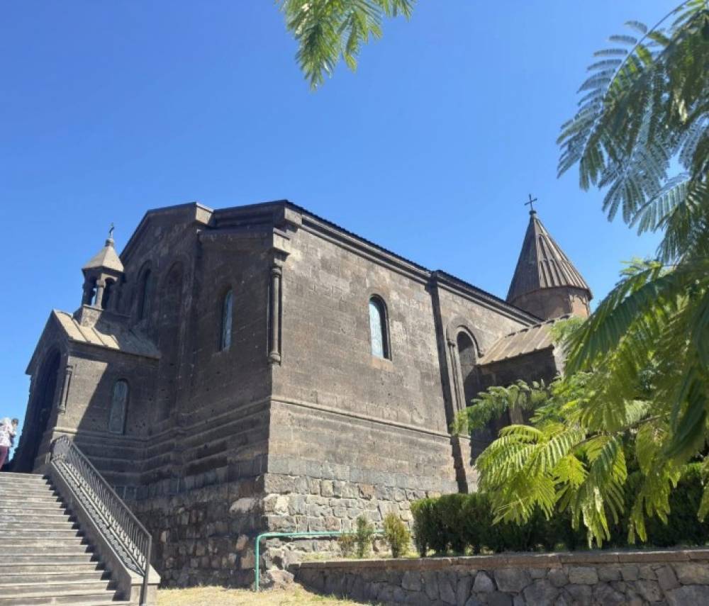 Հրավիրում ենք ամենքիդ մասնակցելու Սուրբ Պատարագի և աղոթելու մեր սիրելի Սրբազան Հոր ու Տեր Հոր համար. Արագածոտնի թեմ