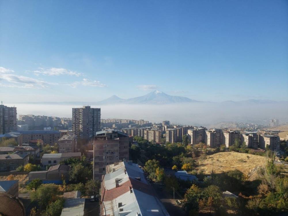«Մառախուղ». Նուբարաշենի վառվող աղբավայրի ծուխը պատել է Երևանը