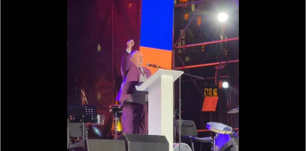 Վարդան Ղուկասյանը երգում է Գյումրիի հրապարակում