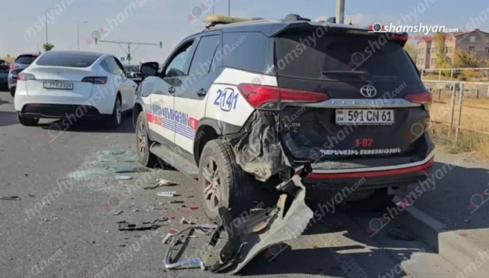 «Infinity»-ն բախվել է «Mazda»-ին, ապա կայանված պարեկային մեքենային․ վիրավոր կա