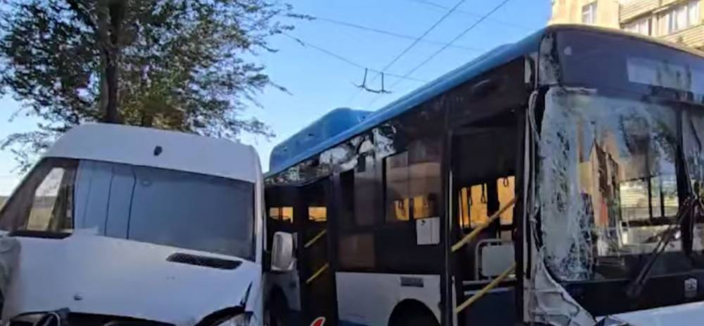 97 համարի երթուղայինն է վթարի ենթարկվել, ներսում եղել են ուղևորներ․ ինչ է կատարվում այս պահին