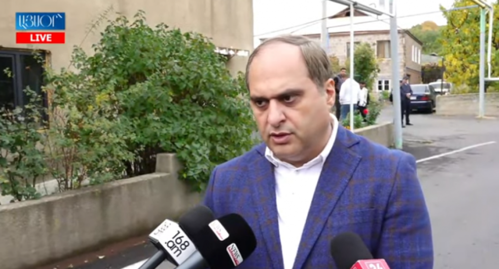 Առավոտից բոլոր քահանաներին հետևել են, երկուսին՝ բռնել. Արա Զոհրաբյան