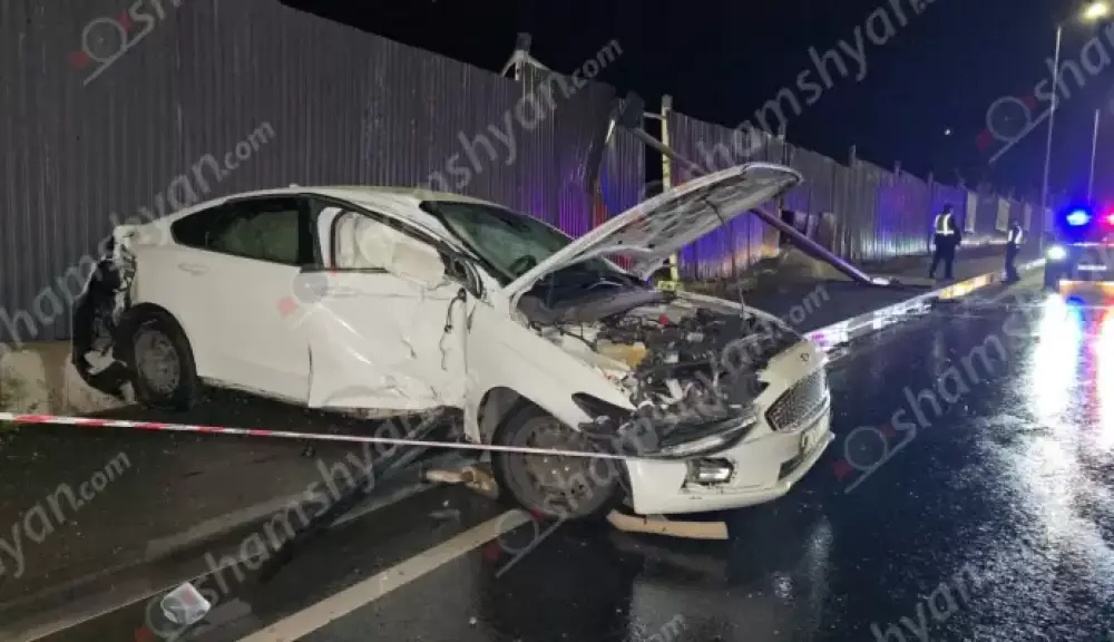 Երևանում «Ford Fusion»-ը կոտրել է էլեկտրասյունը և հայտնվել մայթին. կա վիրավոր