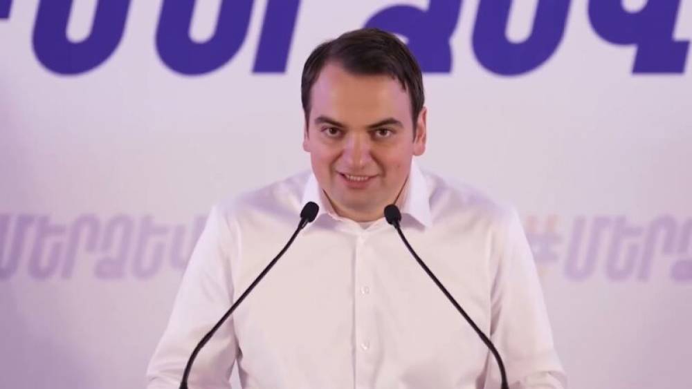 Մի միջակ բեմադրիչ, վաղուց արդեն ծանոթ ձեռագրով, փորձեց բեմադրել «ձայնագրություն» օպերացիան