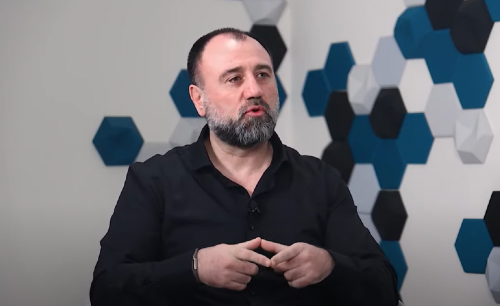 Սրտիկներ է ցույց տալից և պարզ չէ, թե ում, ենթադրում եմ՝ գուցե Փաշազադեին. Մխիթարյանը՝ Փաշինյանի մասին