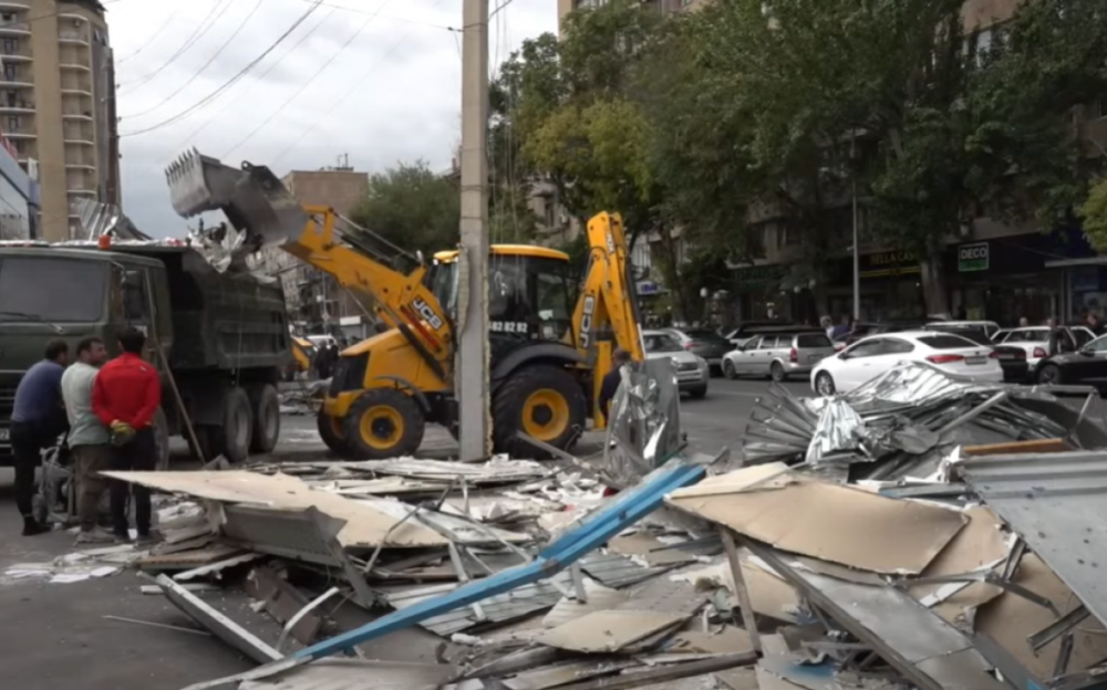 Երևանի քաղաքապետարանը քանդում է Գնունու շուկայի տաղավարները (Լուսանկար)