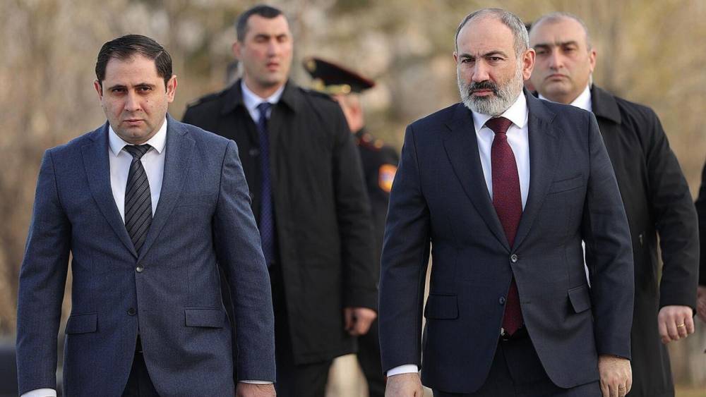 Բանակից հեռու պատահական երկու մարդ ոտքի վրա որոշեցին կրճատել ծառայության ժամկետը. չեմ բացառում, որ ընտրությունների նախաշեմին ծառայության ժամկետը դարձնեն վեց ամիս. Պաշտպանության նախկին նախարար