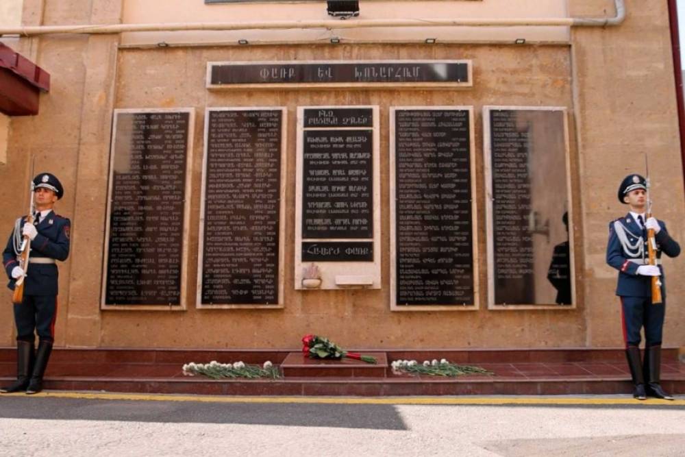 44-օրյա պատերազմի այս օրը հրթիռակոծությունից զոհվել է ոստիկանության 27 ծառայող. ՆԳ նախարարը հարգանքի տուրք է մատուցել