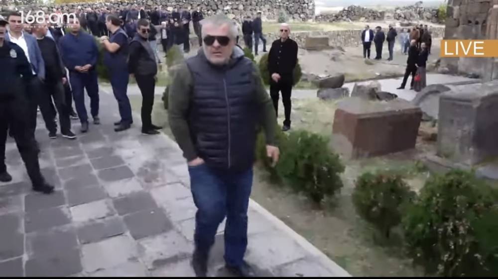 Վաղը այ սենց սաղովի էթալու ենք Կաթողիկոսի հետևից․ Փաշինյանի աջակցի լկտի պահվածքը (տեսանյութ)