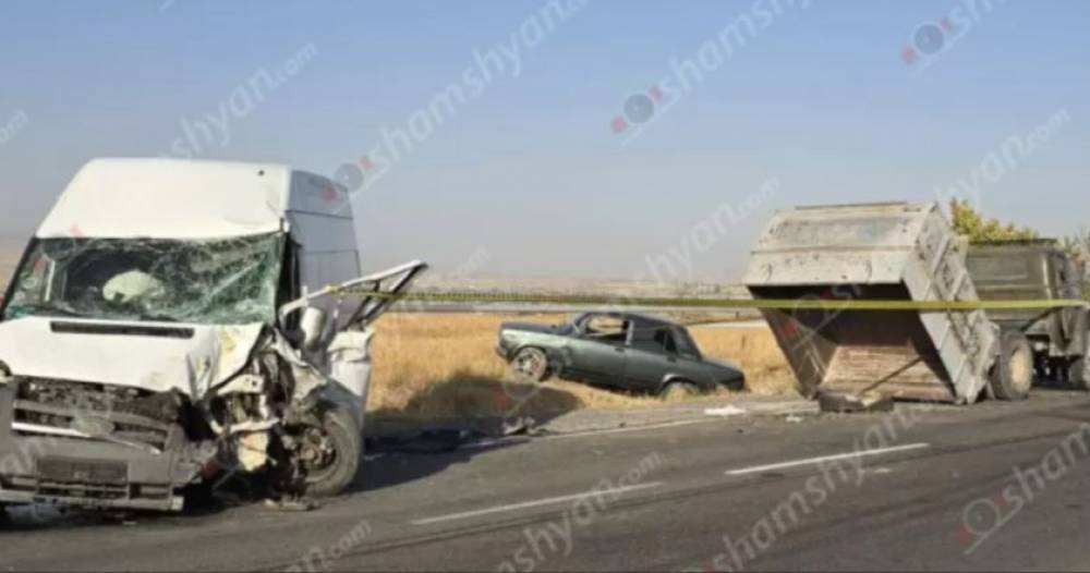 Աշտարակ-Եղվարդ ճանապարհին բախվել են «Ford Transit»-ը, «VAZ 2107»-ն ու բեռնատարը. կան տուժածներ