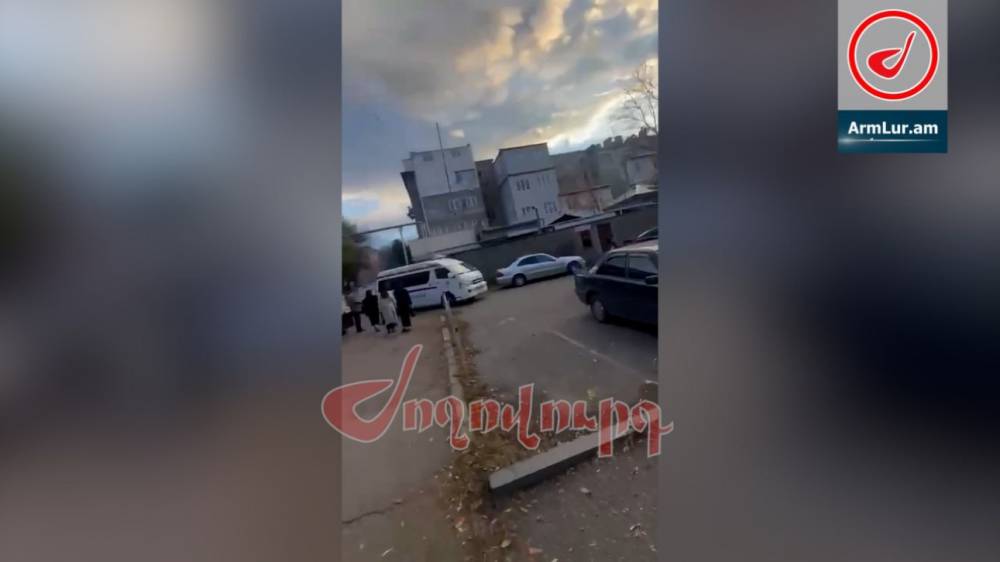 Արտակարգ իրավիճակ՝ Վանաձորում. դատական նիստի ժամանակ մեղադրյալին դանակահարել և փախել են. Armlur