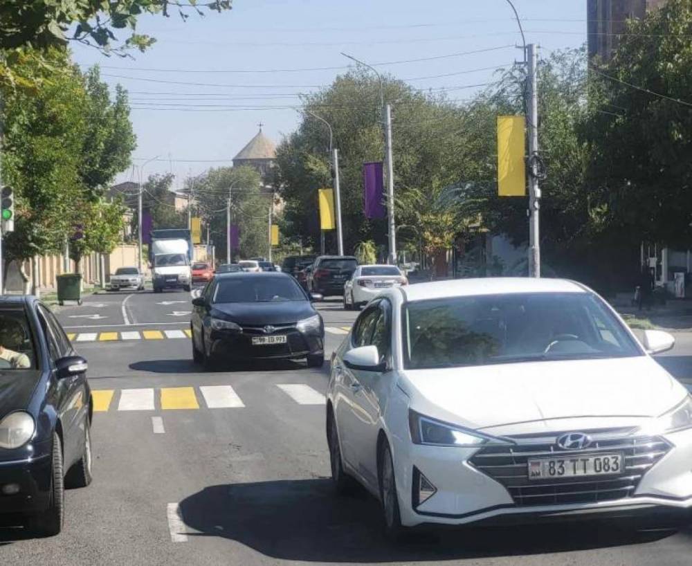 Դրոշի փոխարեն` գունավոր կտորներ․ «Հրապարակ»