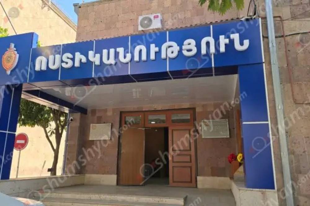 Արարատի մարզում 44-ամյա կինը ոստիկաններին հայտնել է, որ անհայտ անձը հարձակվել է իրենց տան վրա