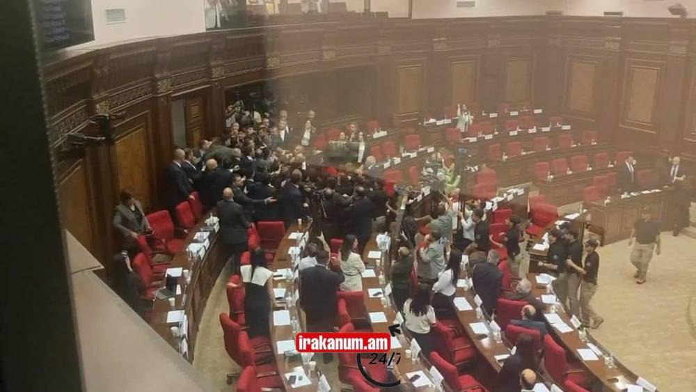 ՊՊԾ-ն մտավ ԱԺ նիստերի դահլիճ, իրավիճակն անկառավարելի է դարձել.«Անդո´,Ղազինյան, սաղդ հետ»