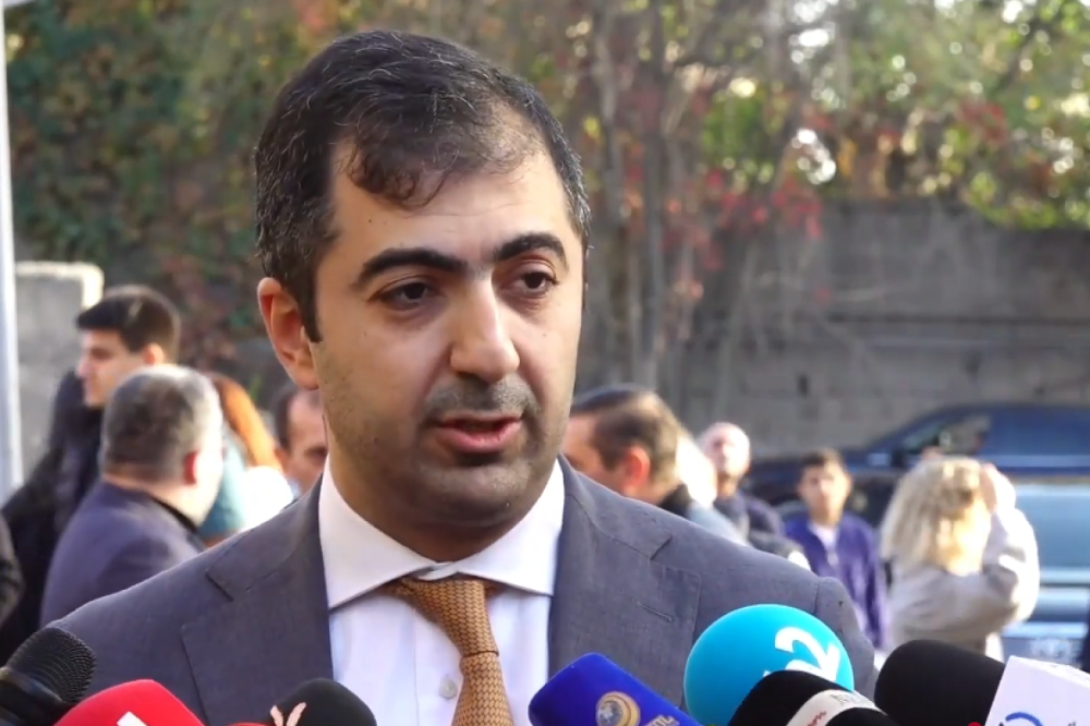 Գեղարվեստական ոճին բնորոշ նյութերի հավաքածու է՝ կասկածի, ենթադրությունների մակարդակով. Արամ Օրբելյանը՝ Ռոբերտ Քոչարյանի գործի մասին
