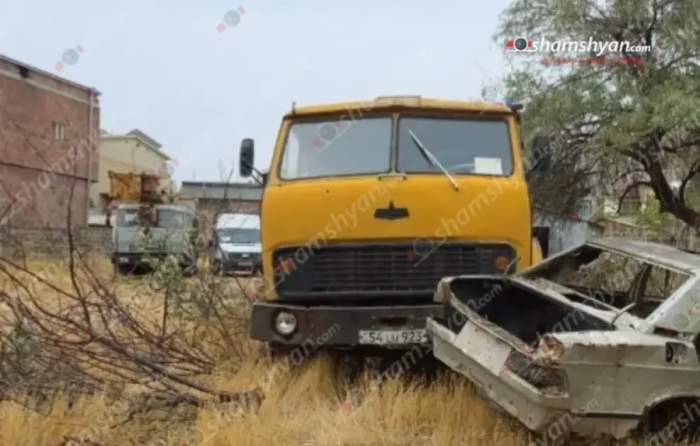 «MAZ» բեռնատարը վրաերթի է ենթարկել տղամարդուն և բախվել կայանված մեքենային․ արձանագրվել է նրա մահը