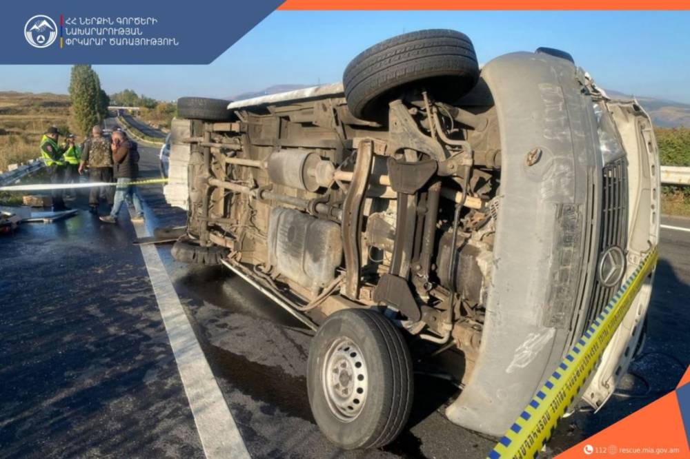 Երևան-Սևան ավտոճանապարհին «Mercedes-Benz» մակնիշի միկրոավտոբուս է կողաշրջվել. 8 վիրավոր կա