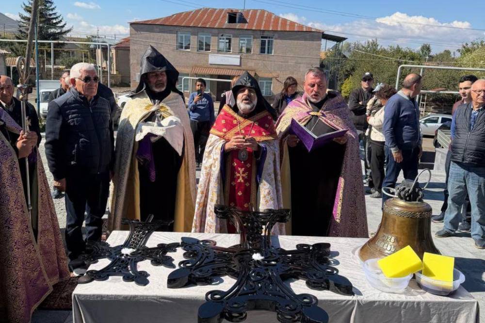 Գեղարքունյաց թեմի առաջնորդ Գերաշնորհ Տեր Իսահակ եպիսկոպոս Պողոսյանը օծեց Լճաշենի նորակառույց Սուրբ Մարիամ եկեղեցու խաչերն ու զանգը
