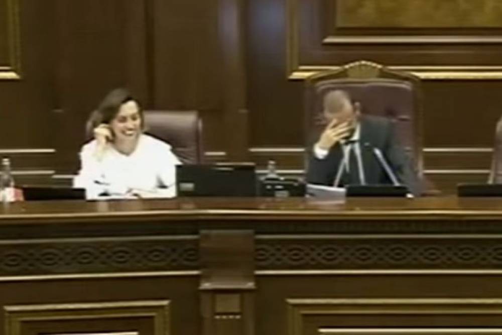 Անզուսպ ծիծաղ Աժ–ում. Արարատ Միրզոյանը չի կարողանում «հավաքել իրեն»(տեսանյութ)