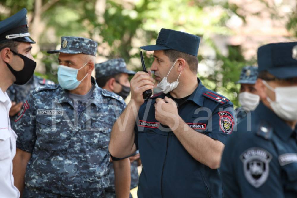 Լարված իրավիճակ Գագիկ Ծառուկյանի աջակիցների ու ոստիկանների միջև.ուղիղ միացում դատարանի բակից