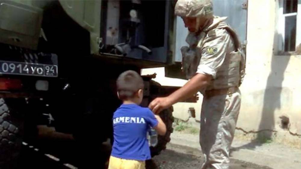 Ռուս խաղաղապահները ջրի պահպանման տարաներ են առաքել Հայաստանից Արցախ