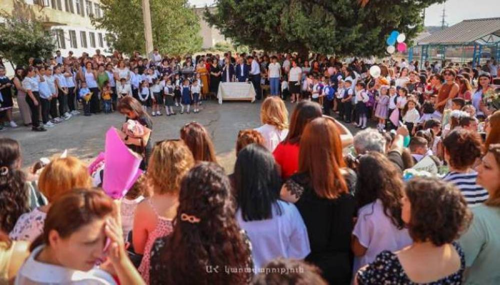 «Առաջին զանգ»-ի արարողությանը՝ հրթիռակոծված դպրոցում