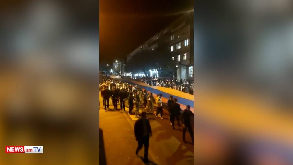 Ստեփանակերտում ջահերով երթն առաջնորդել են հոգեւորականը, հղի կինը` երեխան գրկին եւ զինվորականը` Արցախի դրոշը պարզած