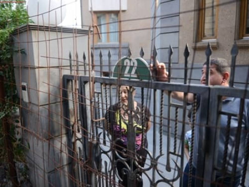 Քաղաքացին բողոքում է. հարեւանը մետաղյա ճաղերով փակել է իր տան հիմնական մուտքը