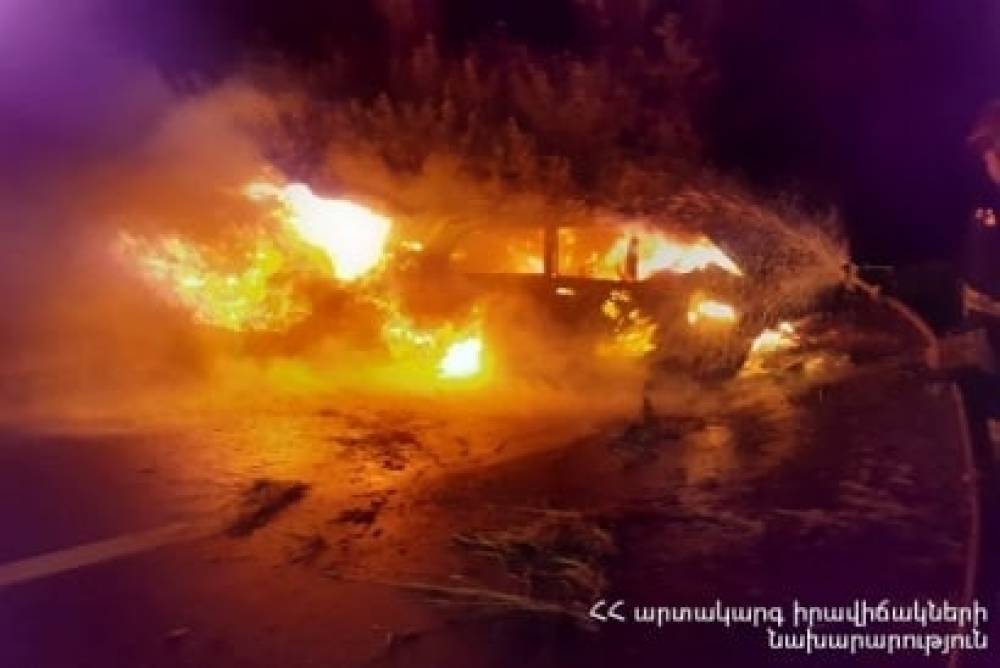Երևան-Սևան ավտոճանապարհին ավտոմեքենան դուրս է եկել երթեւեկելի հատվածից եւ բախվել ծառին. այն ամբողջությամբ այրվել է
