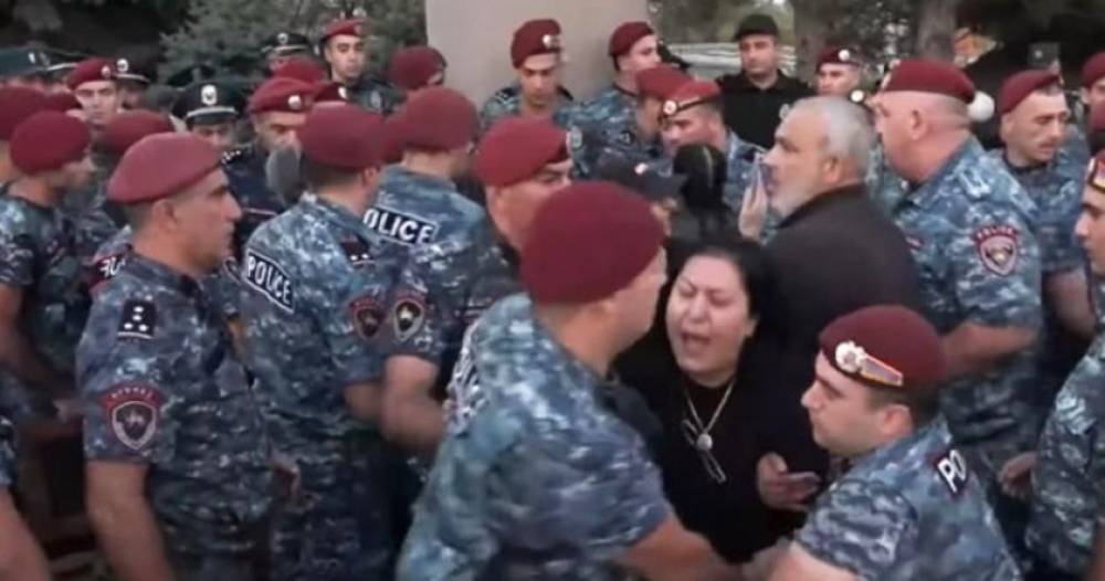 Ոնց իրենց որդիները չվախեցան թշնամու ոհմակի դեմ դուրս գալուց, նույնն էլ նրանց ծնողներն են անում այսօր