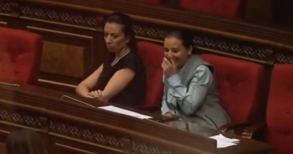 Շուրջը պատերազմ է, իսկ նույն պահին ԱԺ դահլիճում վեր ընկած իշխանության անբարո ուսապարկերի դեմքերին խինդ ու ծիծաղ է